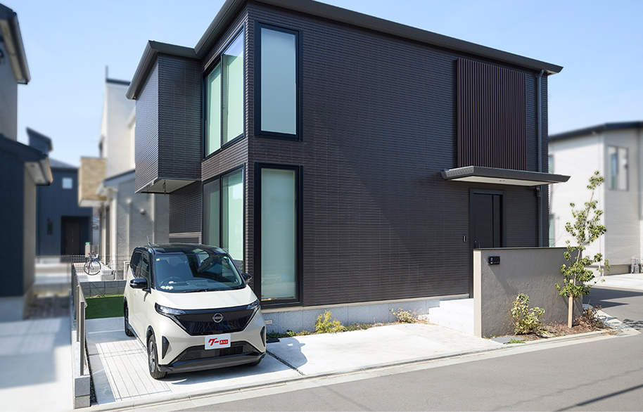 自宅は新築時に太陽光発電とEV用コンセントを導入していたため、スムーズに電気自動車のある暮らしがスタートできたといいます。 サクラはコンパクトなので、さらに別のクルマ（軽自動車）を１台駐めることができるのも良かったとのこと