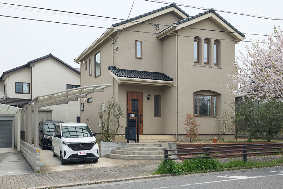 自宅は新築時に将来的な電気自動車購入を見越して壁面に野外コンセントを設置。一家で2台を所有しているため、200V用の15ｍを選んだとのこと。実際に使ってみると7.5ｍでは足りず、15ｍで大正解！