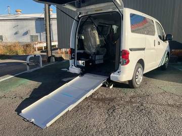 1.6 チェアキャブ 車いす2名仕様 ※雹害車/スロープタイプ/車いす2名/定員6